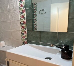 Apartment | Bathroom | Shower, towels - THE CENTRIC Apt. by LOC HOSPITALITY (Corfu)