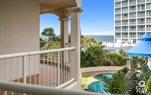 Property grounds - 3 Bedroom Pool View Apartment in Surfers Paradise (Surfers Paradise)