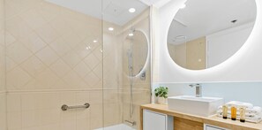 Haartrockner, Handtücher, Seife, Shampoo