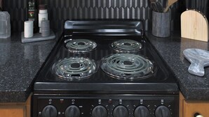 Wasserkocher mit Kaffee-/Teezubehör, Kühlschrank, Mikrowelle, Ofen