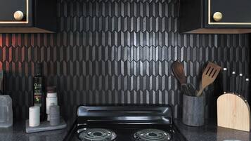 Een koelkast, een magnetron, een oven, een kookplaat