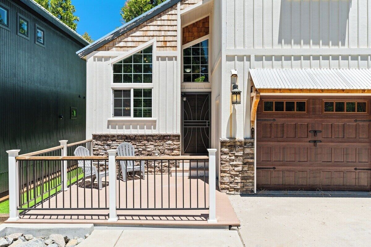 This house is a 3 bedroom(s), 2 bathrooms, located in Shaver Lake, CA.