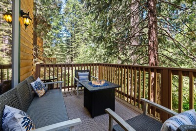 Experience mountain living at The Refuge at Shaver Lake! A cozy retreat designed for comfort and fun. After exploring the lake or nearby trails, relax by the firepit, enjoy a soak in the jetted tub, or gather for a friendly game night in the cab