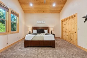 4 makuuhuonetta, silitysrauta/-lauta, vauvan matkasänky, ilmainen Wi-Fi