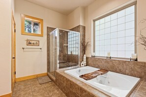 Hair dryer, towels - Experience mountain living at The Refuge at Shaver Lake! A cozy retreat designed for comfort and fun. After exploring the lake or nearby trails, relax by the firepit, enjoy a soak in the jetted tub, or gather for a friendly game night in the cab (Shaver Lake)