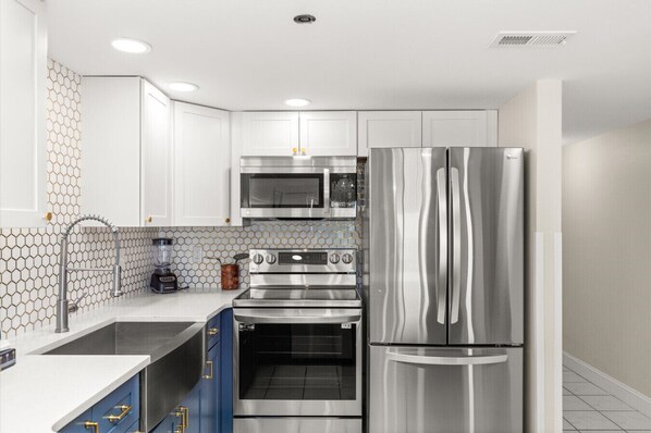 Réfrigérateur, four, cafetière/bouilloire