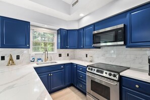 Køleskab, ovn, kaffe-/temaskine, køkkentøj/tallerkener/redskaber