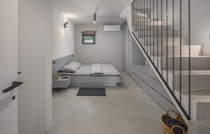 2 bedrooms, travel crib, free WiFi, bed sheets