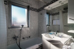 Deluxe Apartment | Bathroom | Towels
