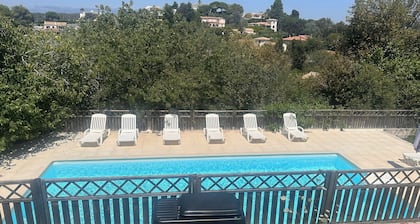 Family Vacation House With 7 Bedrooms, Pool and Parking