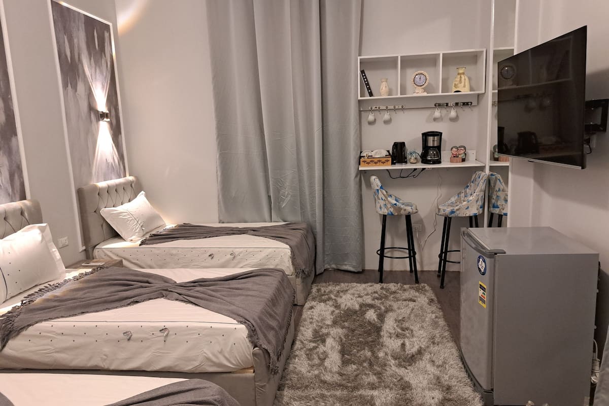 Family Suite | Blackout drapes, bed sheets