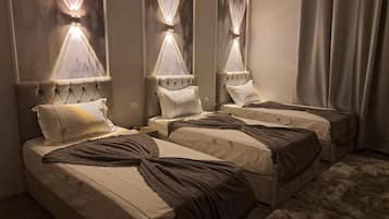 Family Suite | Blackout drapes, bed sheets