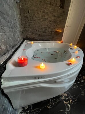 Elite Suite | Blackout drapes, bed sheets - Downtown Family Suites (Cairo)