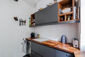 Kühlschrank, Mikrowelle, Ofen, Herdplatte