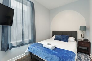 4 bedrooms, desk, iron/ironing board, WiFi - The Cubs Dugout | 2 Level Retreat (Chicago)