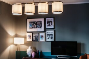 Design appartement | Woonruimte | Een 32-inch flatscreentelevisie met satellietzenders