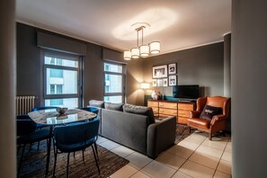 Design appartement | Woonruimte | Een 32-inch flatscreentelevisie met satellietzenders