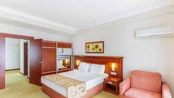 Junior Room | In-room safe, desk, laptop workspace, free WiFi