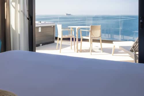 Suite, Hot Tub, Sea View | Premium bedding, in-room safe, laptop workspace, iron/ironing board