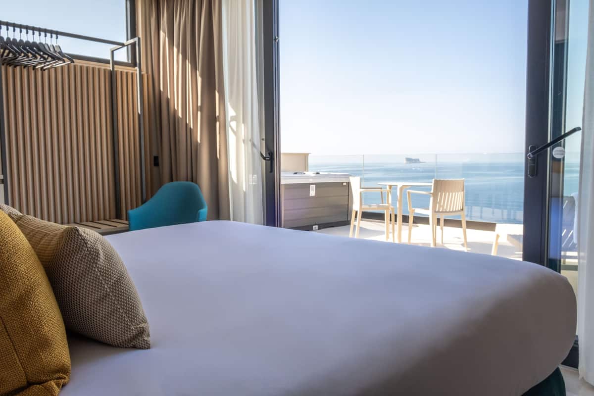 Suite, idromassaggio, vista mare | 1 camera, biancheria da letto di alta qualità, una cassaforte in camera