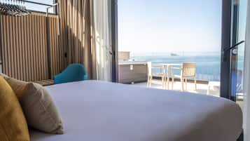 Suite, bañera de hidromasaje, vistas al mar | 1 dormitorio, ropa de cama de alta calidad, caja fuerte