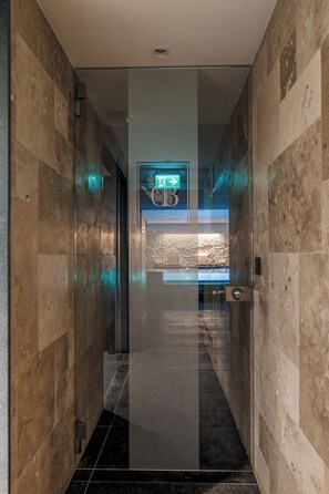 Indoor spa tub - Deep Blu (Qrendi)