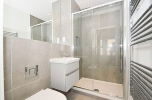 Hårføner, håndklær, såpe og toalettpapir