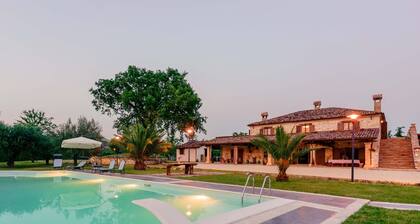 Private Villa with hot tub, sauna, WIFI, private pool, TV, patio, panoramic view, close to Teramo