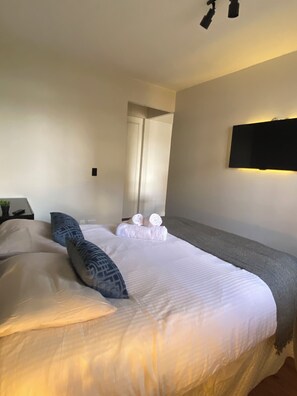 1 chambre, coffre-fort, bureau, fer et planche à repasser