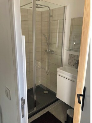 Haartrockner, Handtücher, Toilettenpapier
