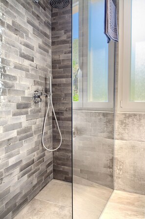 Dusche, Haartrockner, Bidet