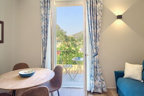 Interior - "PESCO" - Equipped suite on the first floor, with small balcony. (Levanto)