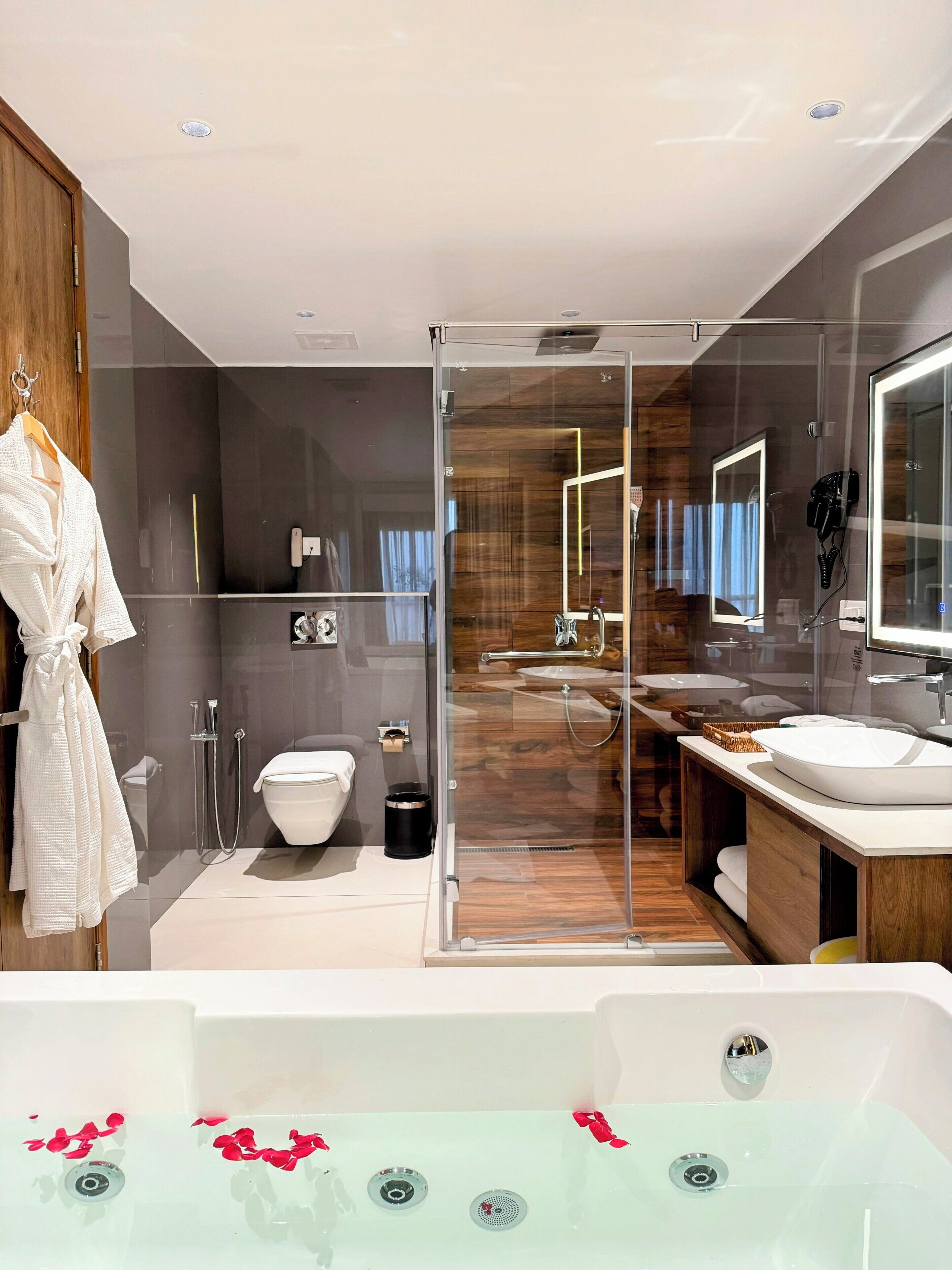 Habitación romántica | Baño | Ducha, artículos de higiene personal gratuitos y secador de pelo