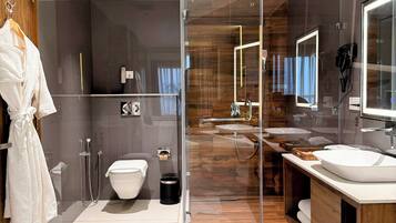 Habitación romántica | Baño | Ducha, artículos de higiene personal gratuitos y secador de pelo