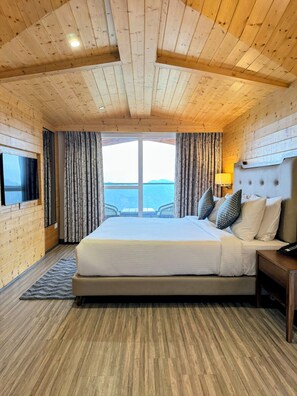 Romantic Room | Egyptian cotton sheets, premium bedding, down comforters, pillowtop beds