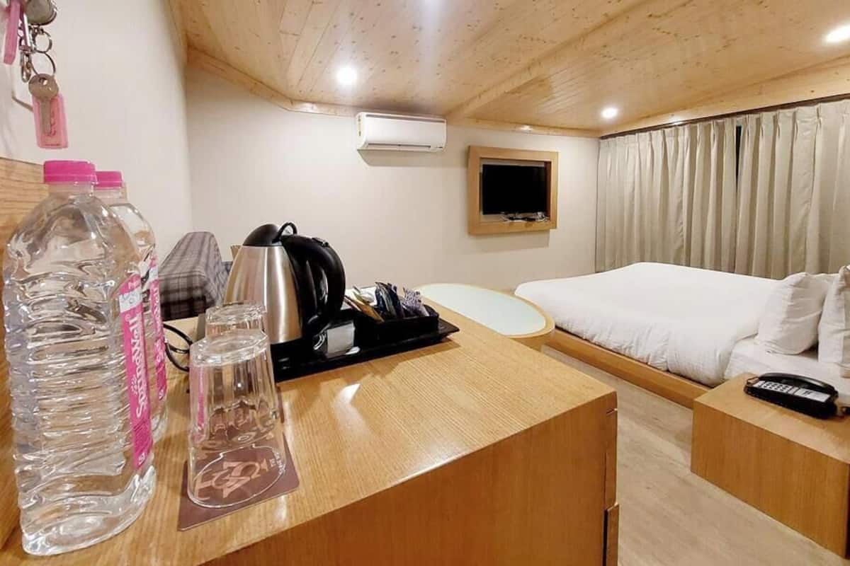 Basic Room | Egyptian cotton sheets, premium bedding, down comforters, pillowtop beds
