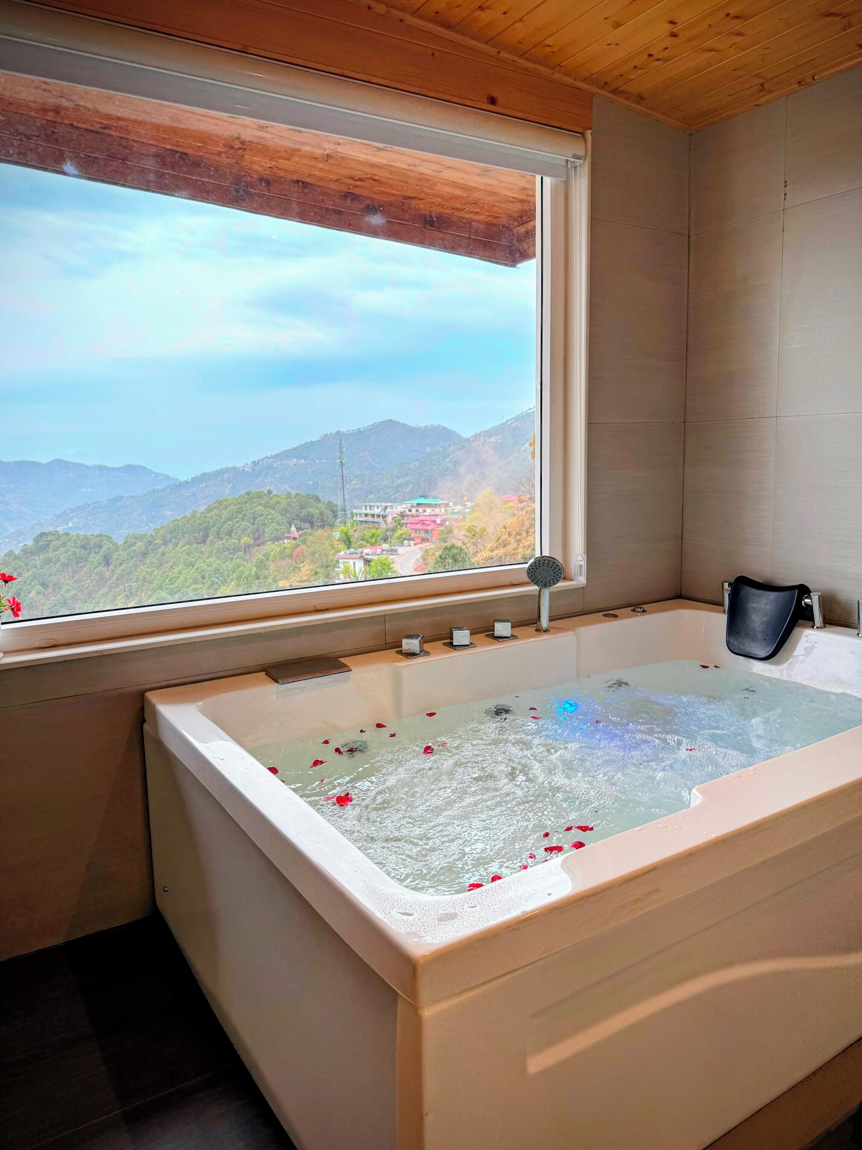 Shower, rainfall showerhead, free toiletries, hair dryer