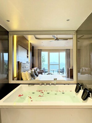 ロマンティック ルーム | バスルーム | シャワー、レインフォールシャワー、バスアメニティ (無料)、ヘアドライヤー