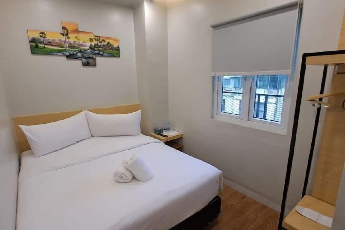 1 bedroom, hypo-allergenic bedding, desk, free WiFi