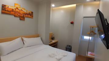 Deluxe Room | 1 bedroom, hypo-allergenic bedding, desk, free WiFi