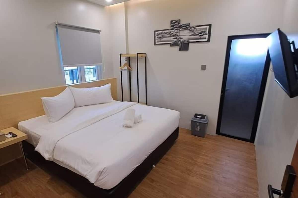 1 bedroom, hypo-allergenic bedding, desk, free WiFi