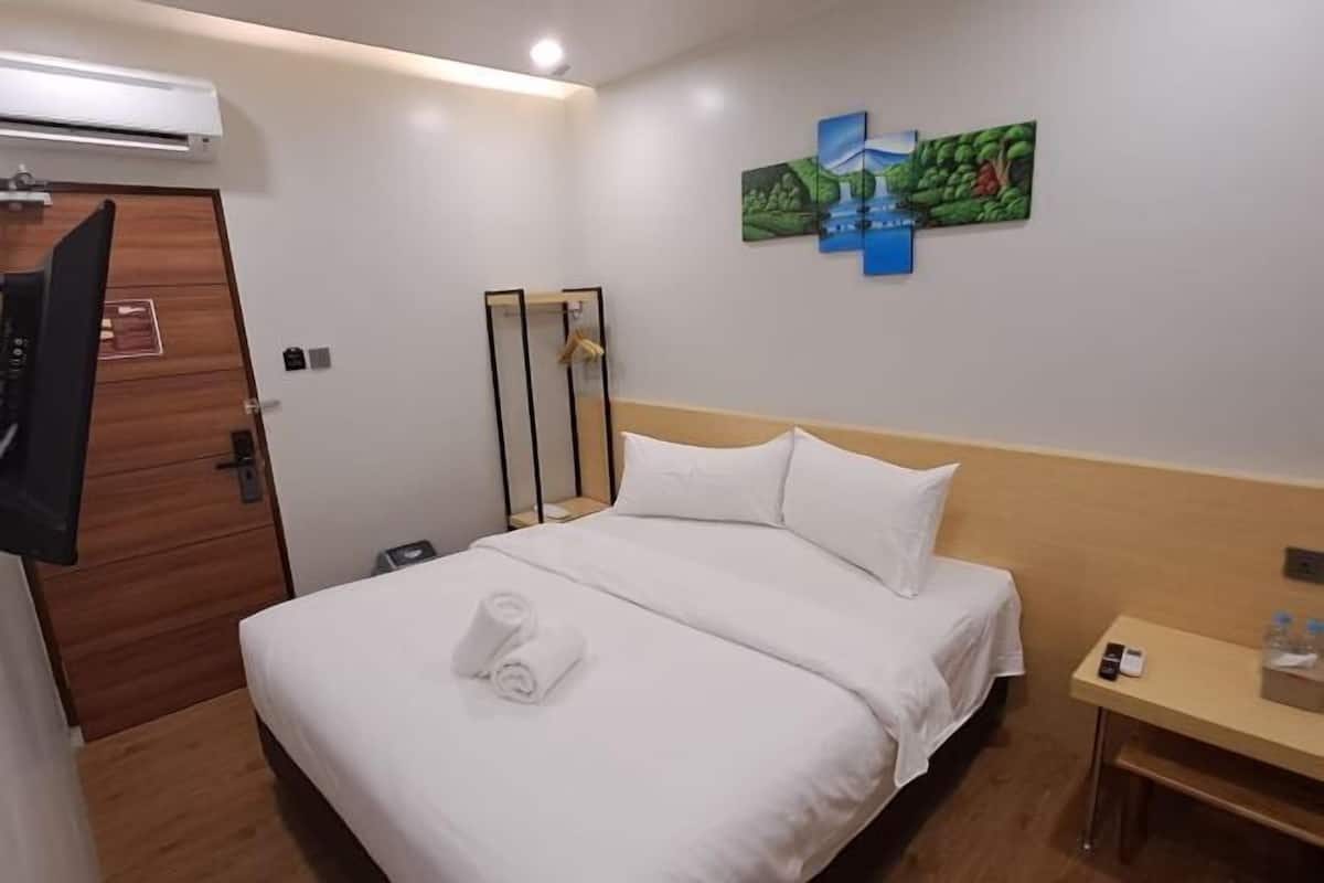 1 bedroom, hypo-allergenic bedding available, desk, WiFi (free)