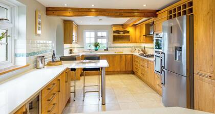 Croft House Sleeps 14 Country Views & HOT TUB