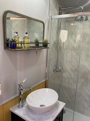 Shower, towels, soap, toilet paper - Shepherd Hut in Private Meadow With Outdoor Bath (Langport)