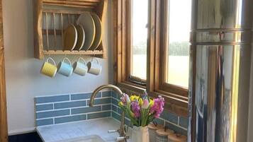 Douche, serviettes fournies, savon, papier toilette