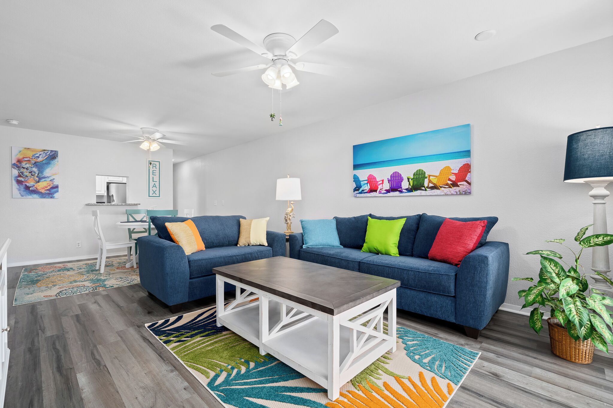 Flachbildfernseher, Tischfußball, Tischtennisplatte, Bücher