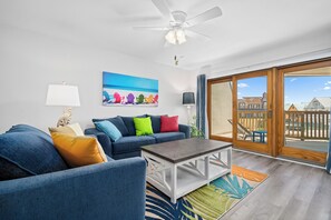 Flatskjerm-TV, fotballspill, bordtennis og bøker