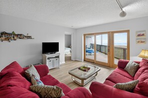 TV, tavolo da calcetto, tavolo da ping pong, libri