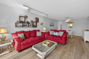 Fernseher, Tischfußball, Tischtennisplatte, Bücher