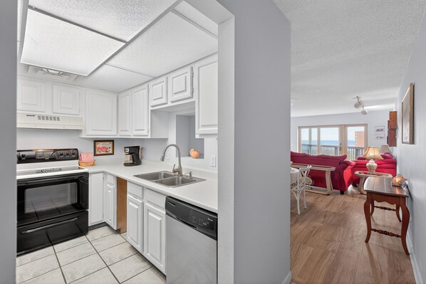 Fridge, microwave, oven, stovetop - La Mirage Condo 325 Beachfront Resort Condominiums with Private Boardwalk (Port Aransas)